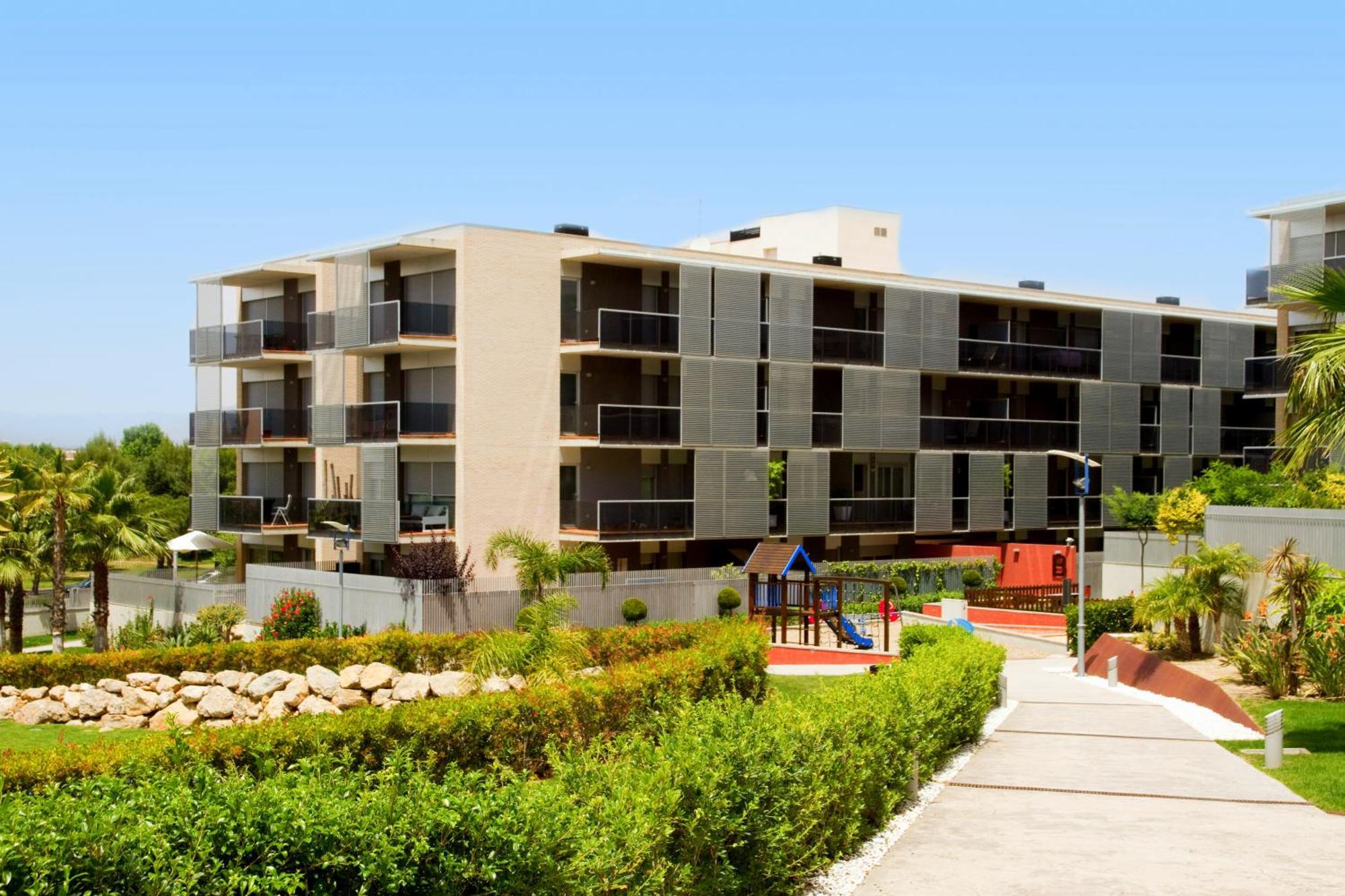Rentalmar Paradise Families Only Con Parking Salou Bagian luar foto